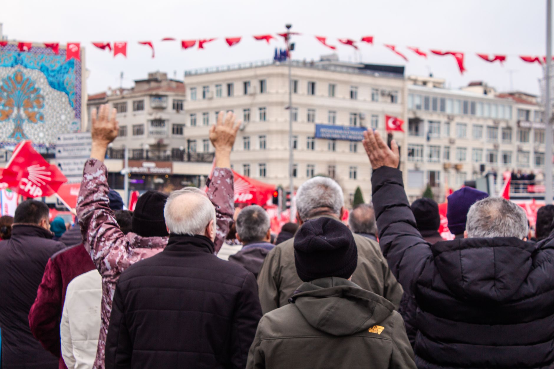 Üsküdar'da tutuklu belediye başkanı için düzenlenen protesto yürüyüşü