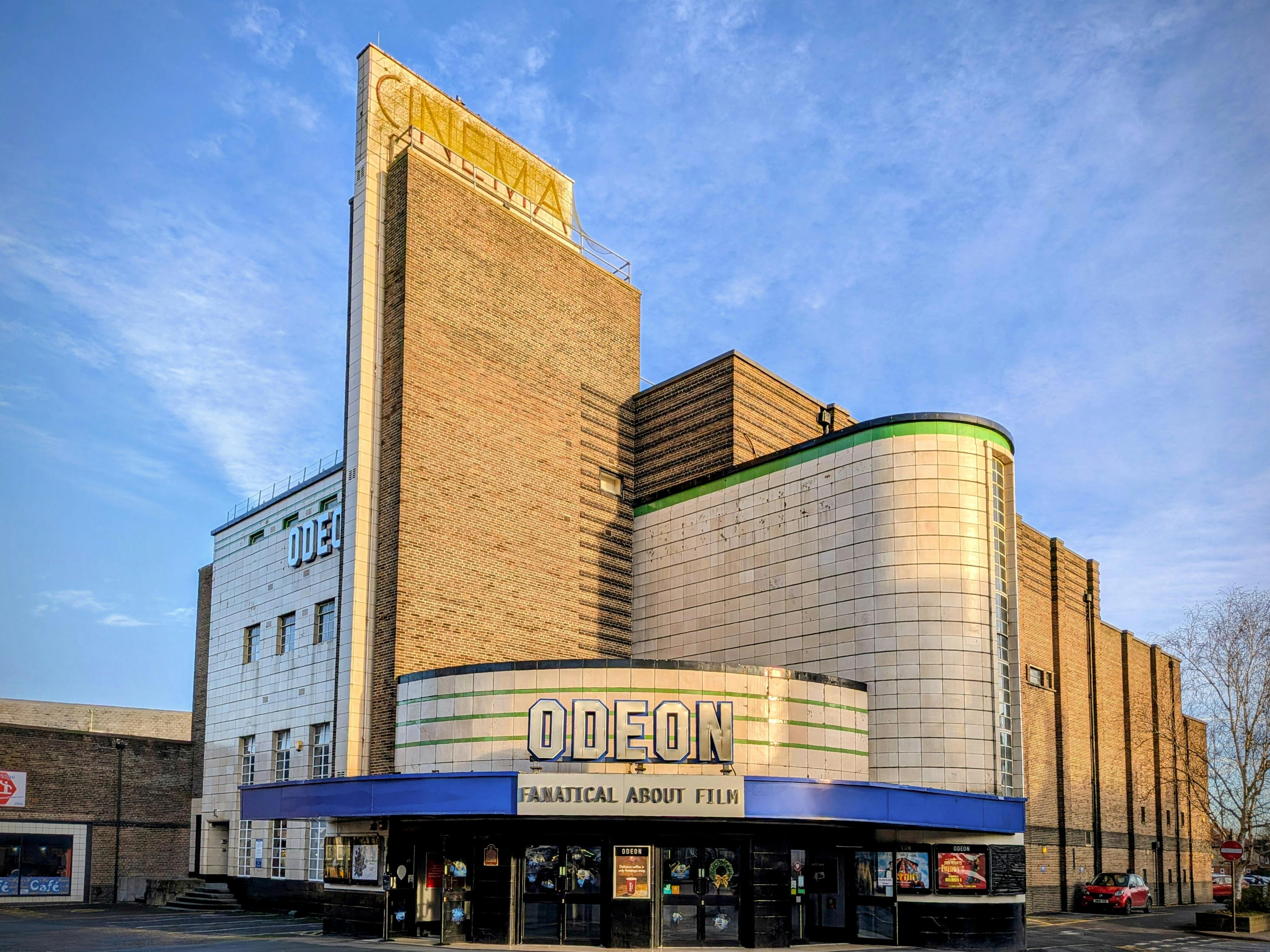 Gratis Fantastisk art deco-kinobygning Odeon i Harrogate, England, under en klar blå himmel. Arkivbilde