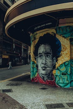 彩色壁画在街角描绘了一张人脸，捕捉了城市艺术的表达
