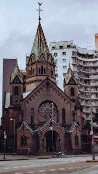 低角度视角下的城市哥特式教堂塔楼