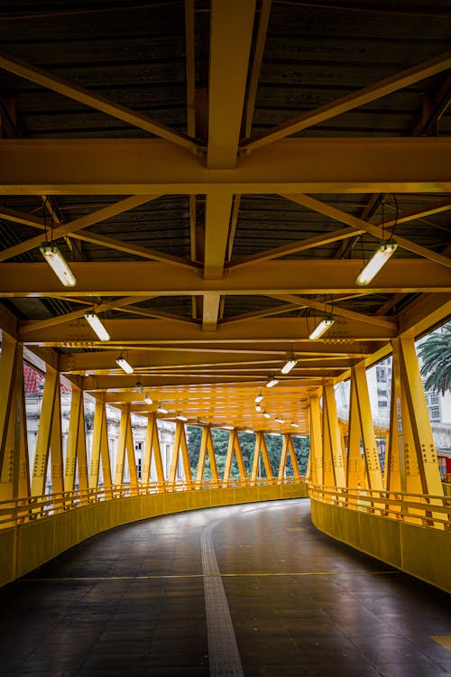 無料 青と黄色の金属製の建物 写真素材