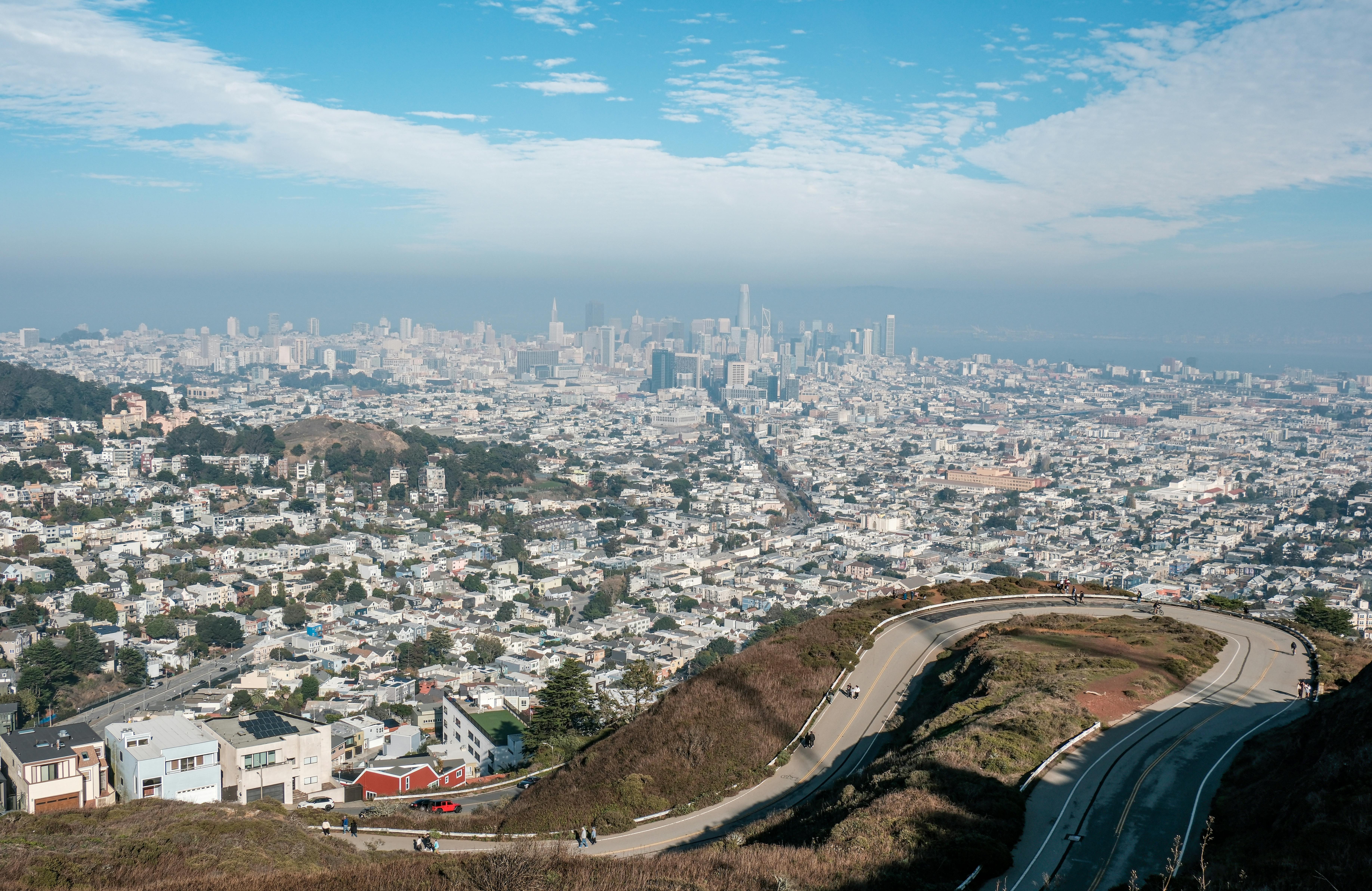 Twin Peaks San Francisco skyline view — 275m twin hilltops + 360° + downtown + Bay Bridge + free sunset spot