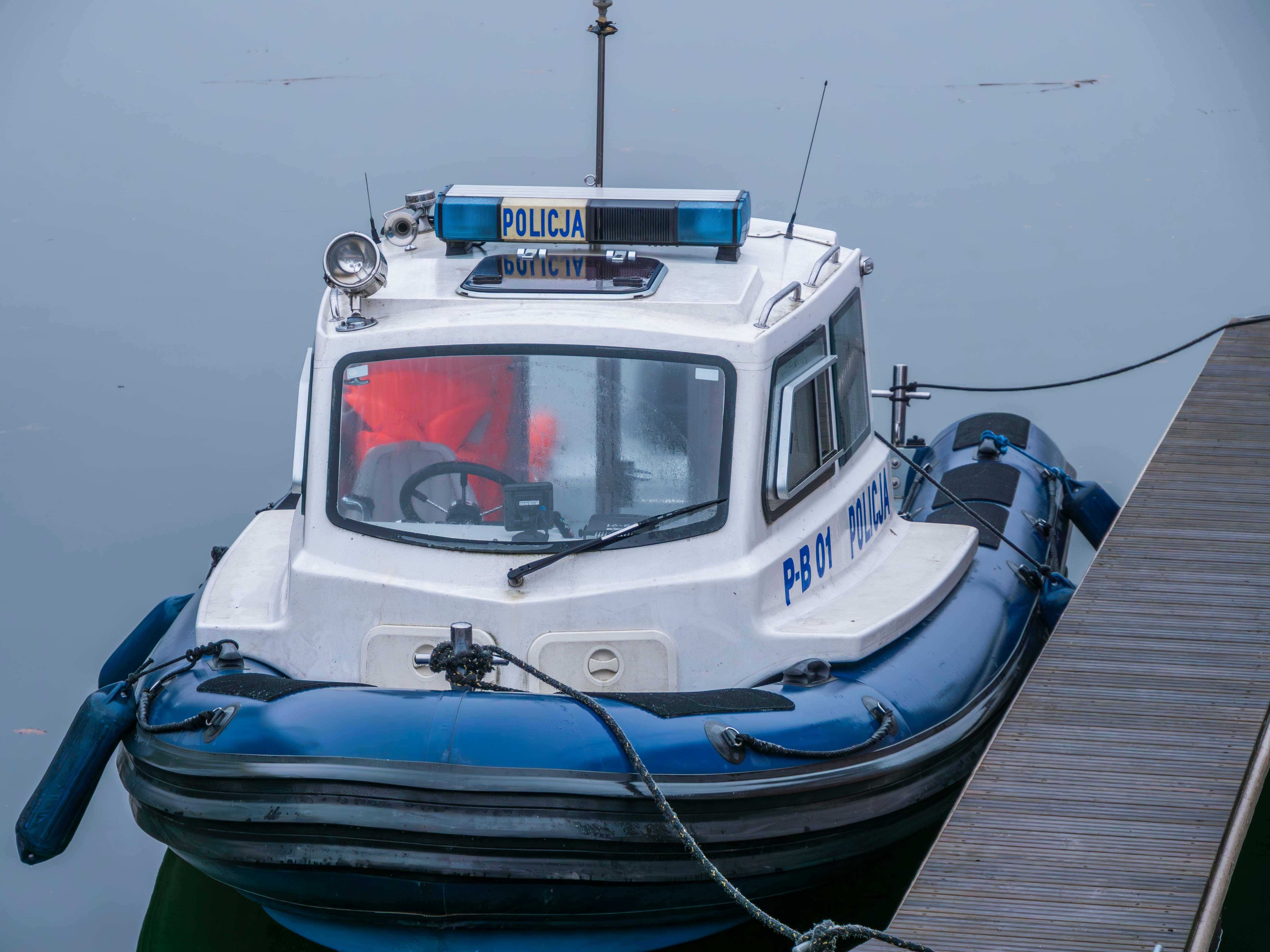 Detail einer Türabdichtung und Zugluftstopper, die den Spalt unter der Tür schließen