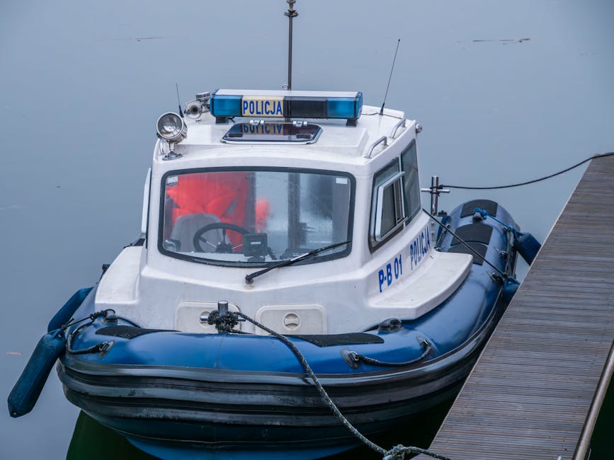 Detail einer Türabdichtung und Zugluftstopper, die den Spalt unter der Tür schließen