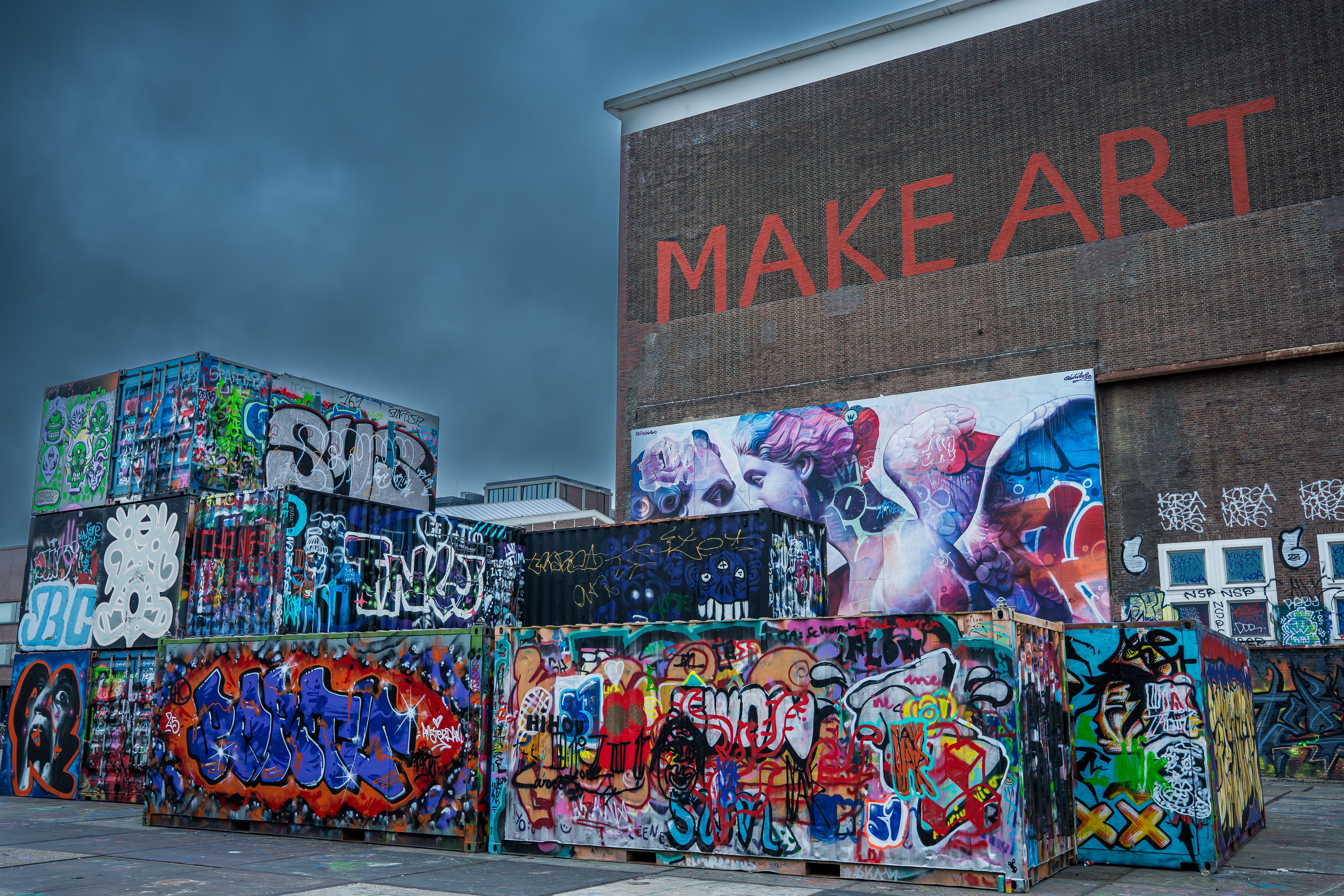 Kleurrijke Stedelijke Graffiti Op Zeecontainers En Een Gebouwmuur ...