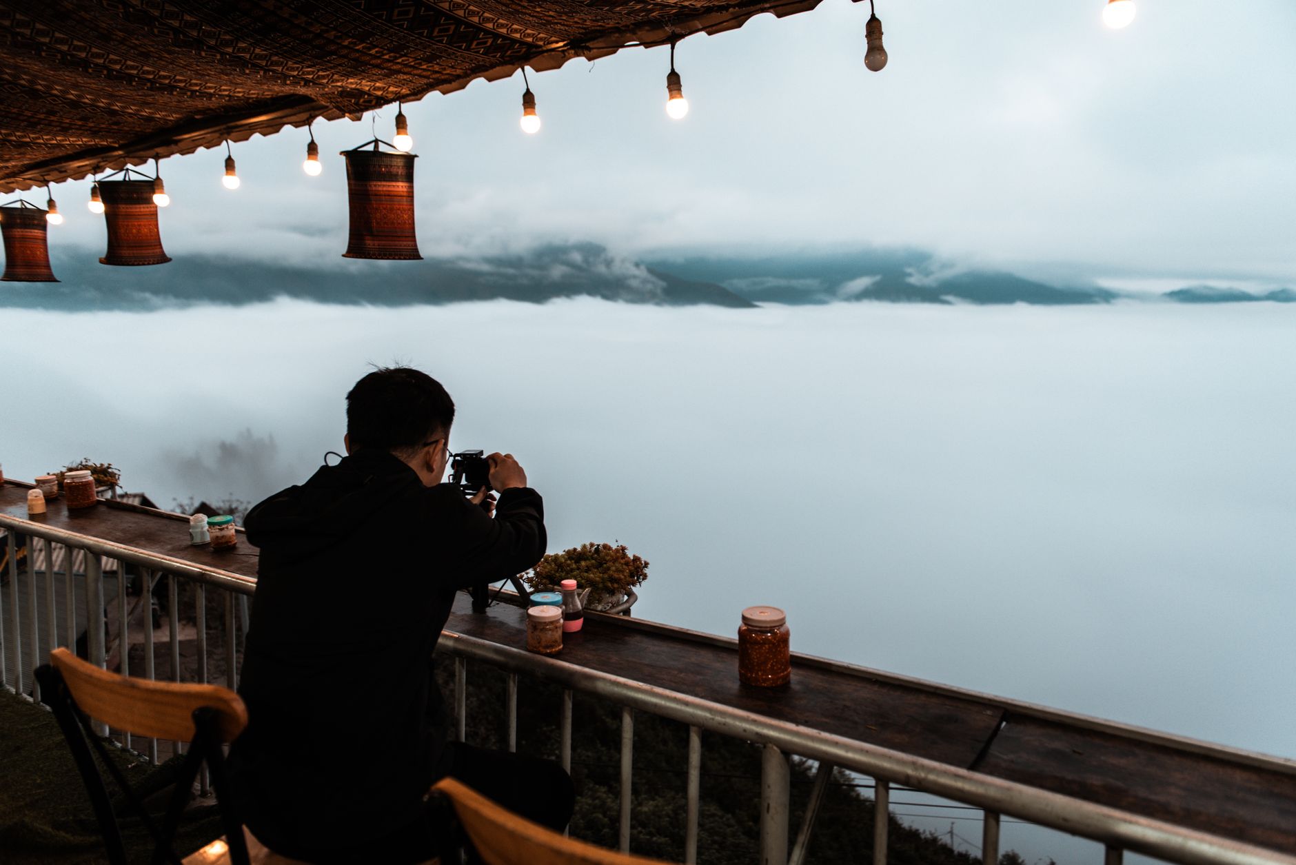 Photographer captures breathtaking cloudscape from a cafe in Sơn La, Vietnam.