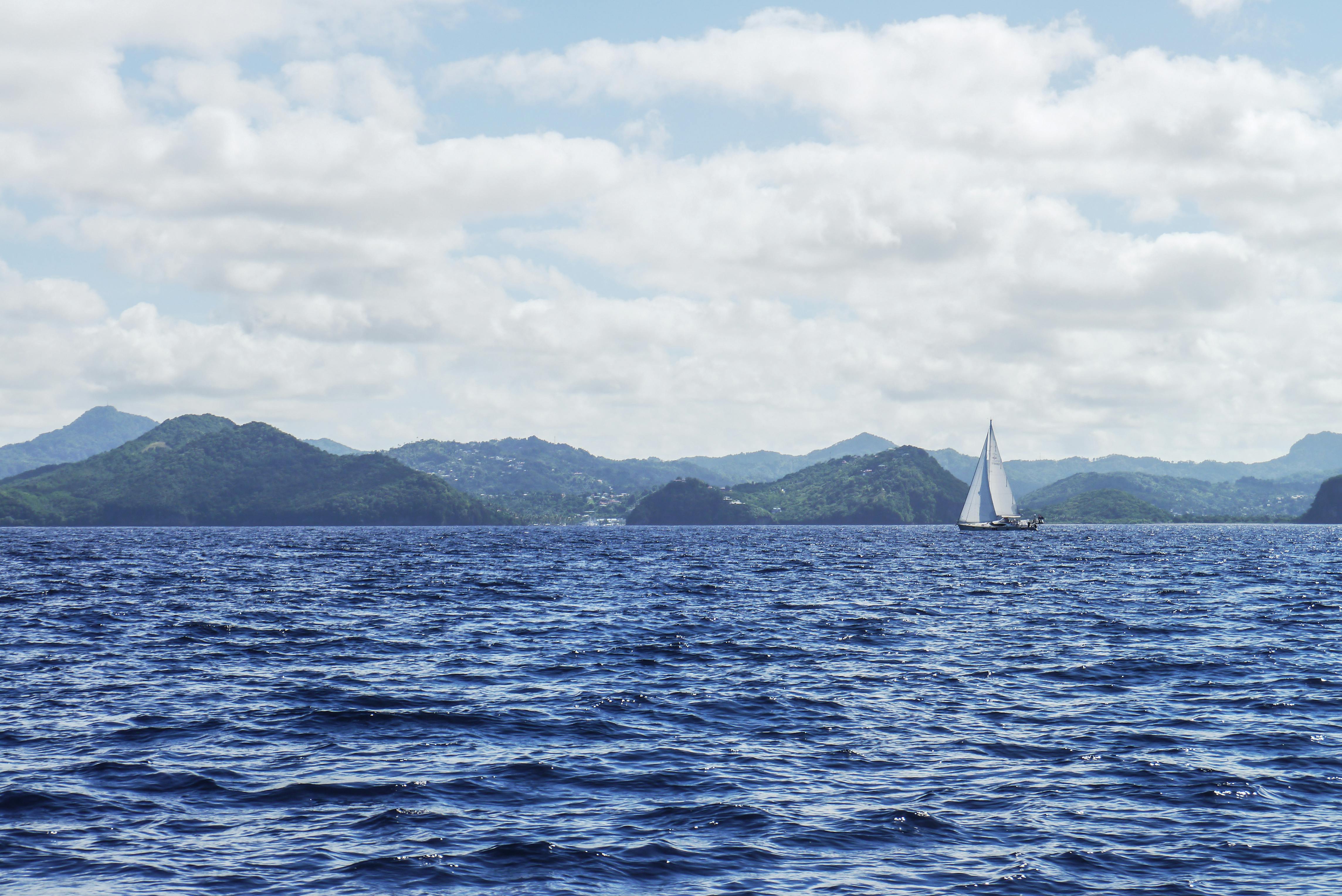 


<h3>7.1. Rejoindre des Clubs de Planche à Voile Locaux</h3>
<p>L’une des meilleures façons de s’immerger dans la <b>communauté des planchistes</b> est de rejoindre des clubs de planche à voile locaux. Ces clubs sont des rassemblements de passionnés qui partagent leur amour pour ce sport et qui se réunissent régulièrement pour naviguer ensemble. En devenant membre d’un club local, vous aurez accès à un réseau de planchistes expérimentés qui sont prêts à partager leur expertise et à vous aider à progresser.</p>
<p>Les clubs de planche à voile organisent souvent des sorties en groupe, des séances d’entraînement, et même des événements sociaux, ce qui en fait un endroit idéal pour rencontrer d’autres amateurs de planche à voile. Que vous soyez débutant ou expérimenté, vous trouverez un environnement accueillant et stimulant au sein de ces clubs pour affiner vos compétences et élargir votre cercle de contacts.</p>
<h3>7.2. Partager vos Expériences et Astuces avec d’Autres Passionnés</h3>
<p>L’un des aspects les plus gratifiants de la planche à voile est la possibilité de <b>partager</b> vos expériences et astuces avec d’autres passionnés. Que vous ayez réussi une manœuvre difficile ou découvert une nouvelle technique, partager vos connaissances contribue non seulement à l’épanouissement de la communauté, mais aussi à votre propre développement en tant que planchiste.</p>
<p>Les forums en ligne, les groupes de discussion sur les réseaux sociaux et les sites spécialisés sont d’excellents moyens de communiquer avec d’autres planchistes. Vous pouvez poser des questions, partager vos réussites et recevoir des conseils précieux de la part de personnes du monde entier. La beauté de la communauté des planchistes réside dans sa volonté d’entraide et de partage, ce qui crée une atmosphère positive et collaborative.</p>
<p>En vous engageant activement dans la communauté, en rejoignant des clubs locaux et en partageant vos connaissances, vous contribuerez à renforcer les liens entre les planchistes et à créer une expérience enrichissante pour tous ceux qui débutent en planche à voile.</p>
<p> » /><br />
La planche à voile est bien plus qu’un simple sport nautique. C’est une passion qui rassemble une <b>communauté</b> diversifiée de planchistes du monde entier. Rejoindre la communauté des planchistes peut être un facteur décisif pour votre progression et votre épanouissement dans ce sport.</p>
<p>La <b>communauté des planchistes</b> offre une multitude d’avantages. Tout d’abord, elle vous permet de rencontrer des personnes partageant la même passion, ce qui crée des liens sociaux forts et vous donne l’opportunité de partager vos expériences et vos connaissances. Vous pouvez échanger des conseils, des astuces et des récits de vos sessions sur l’eau, ce qui contribue à votre propre développement en tant que planchiste.</p>
<p>En outre, la communauté organise souvent des événements, des compétitions et des rassemblements, offrant ainsi l’opportunité de participer à des activités passionnantes et de rencontrer des planchistes de tous niveaux. Vous pouvez apprendre des compétiteurs expérimentés, ou simplement profiter de l’ambiance conviviale qui règne lors de ces événements. La communauté des planchistes est une source inestimable de soutien et d’inspiration pour ceux qui débutent en planche à voile, et elle contribue grandement à rendre cette aventure encore plus enrichissante.</p>
<p>En vous impliquant activement dans cette communauté dynamique, vous pourrez ajuster vos <b><a href=