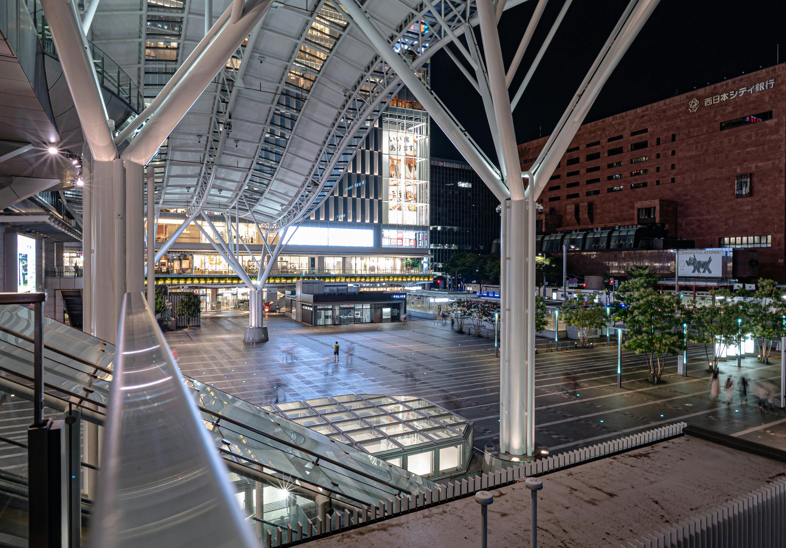 화려한 조명으로 빛나는 밤의 하카타역 외관과 현대적인 도시 경관