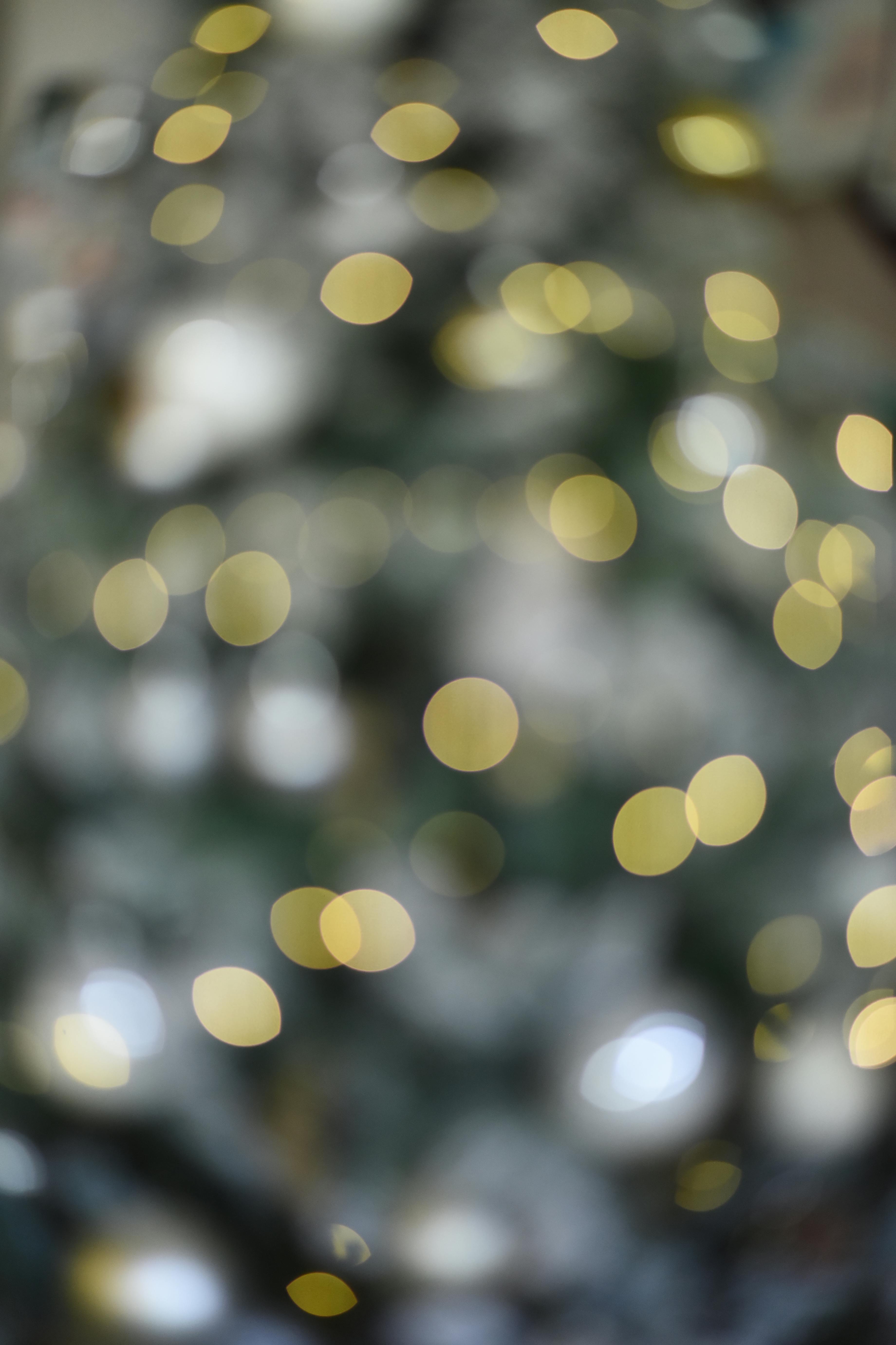 Gratis Enfoque suave de luces bokeh doradas que crean una atmósfera festiva y de ensueño. Foto de stock