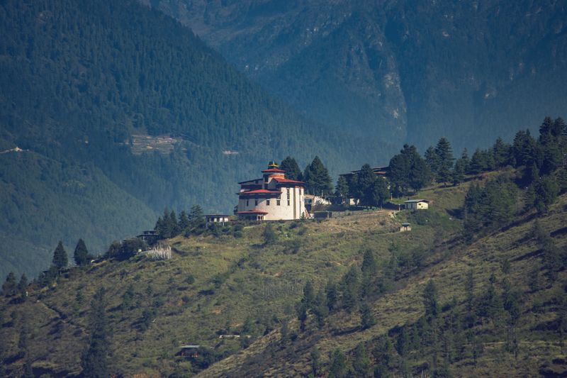 Monasterio budista en lo alto de una montaña boscosa en Bután