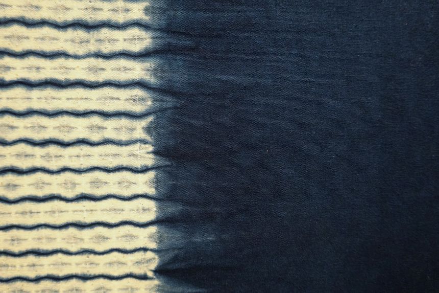 Shibori-resist cloth with a wave of indigo — Photo by Cc Liu on Pexels