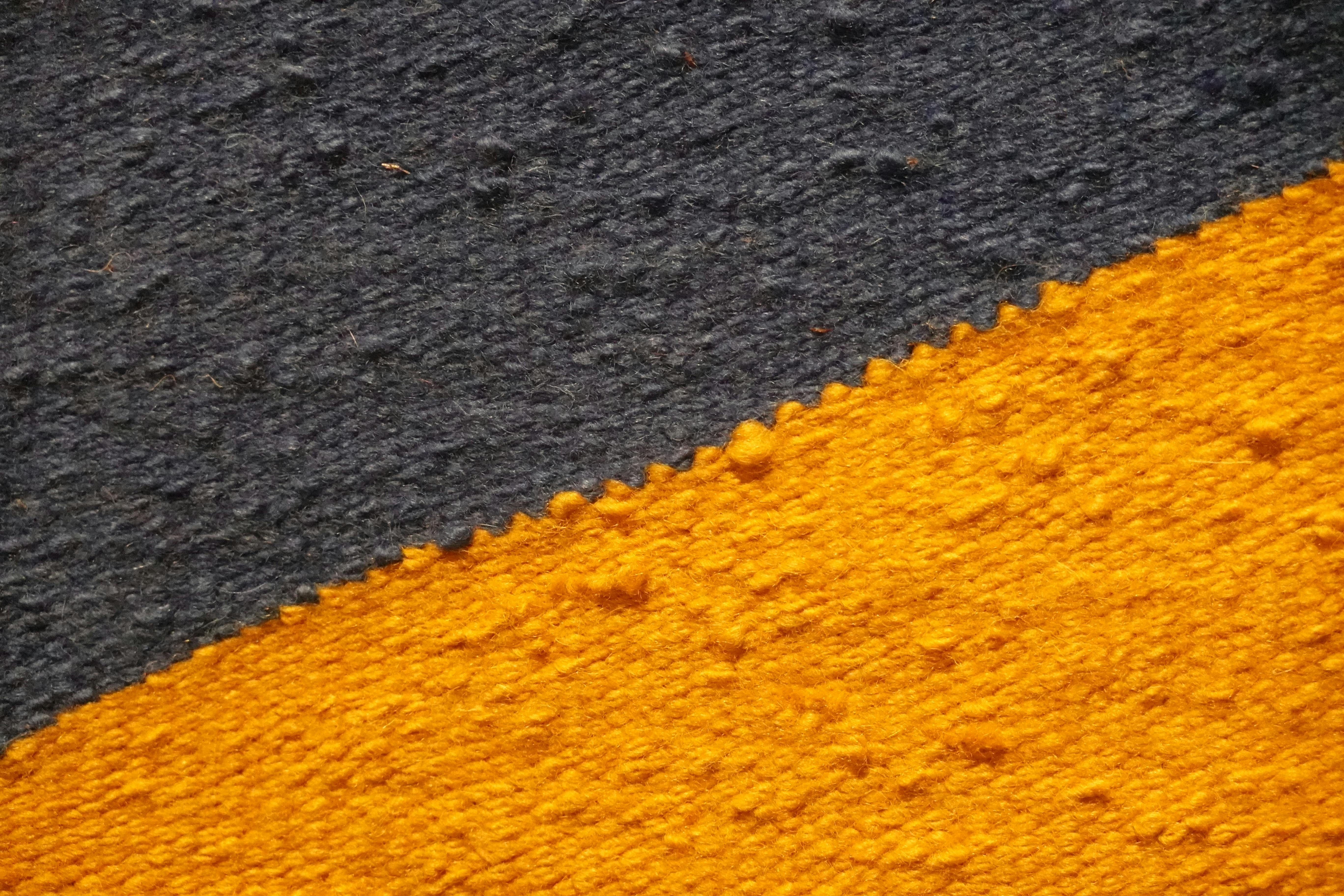 Zadarmo Detailný záber textúrovanej vlnenej látky v modrej a oranžovej farbe. Fotka z fotobanky