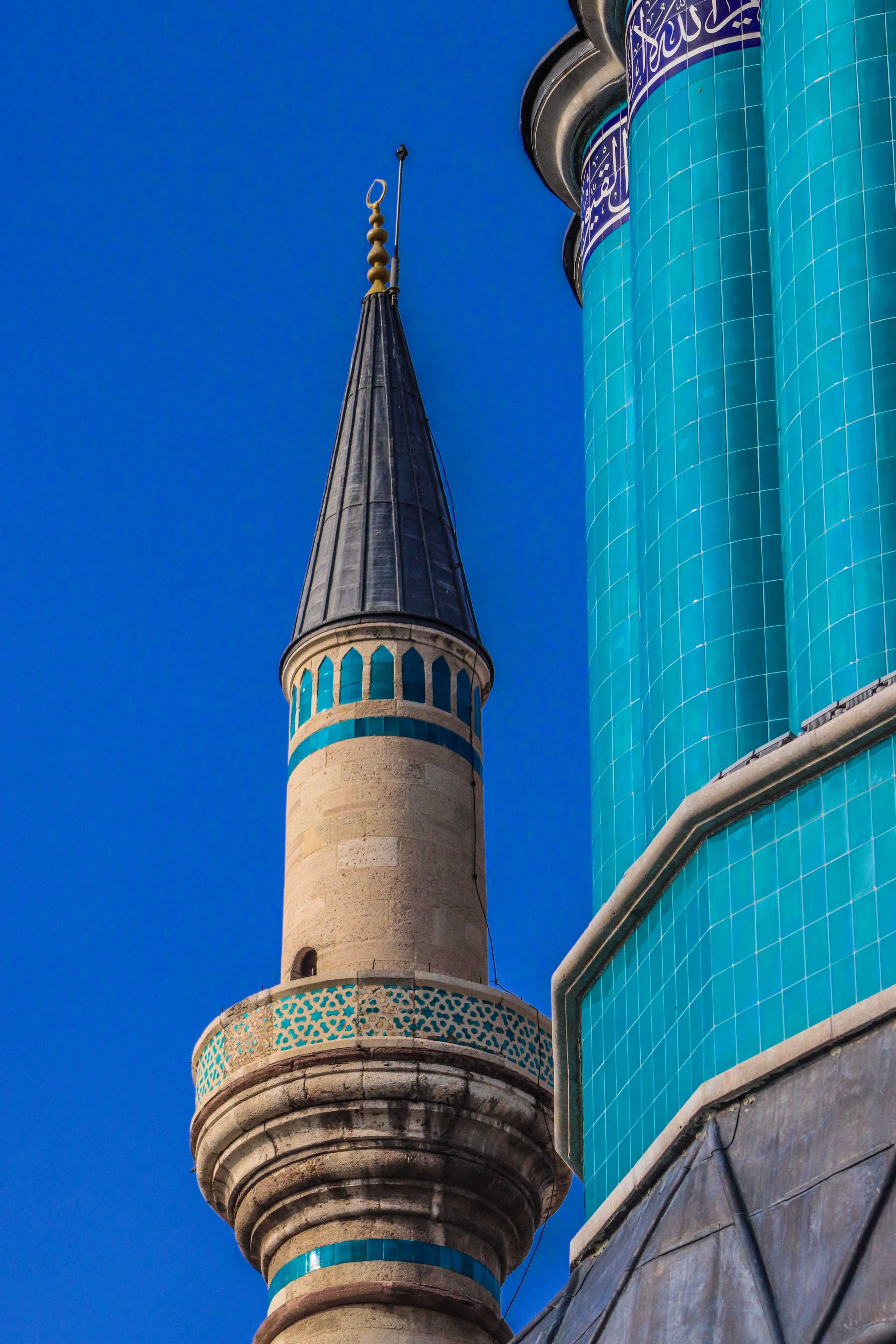 Menara dan kubah biru masjid berhias halus, seni bina Islam