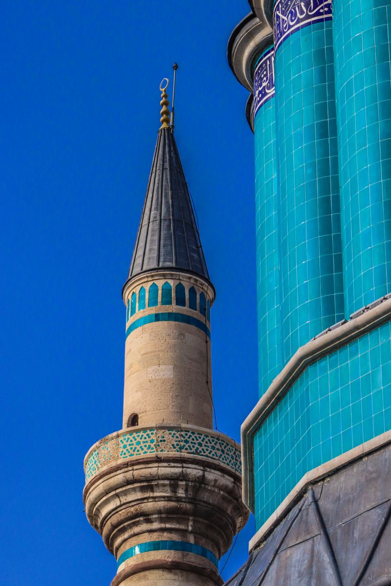 Menara dan kubah biru masjid berhias halus