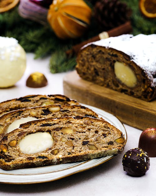 Pane Integrale Sul Piatto In Ceramica Bianca