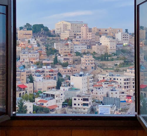 Foto profissional grátis de belen, cidade de belén, janela com vista da cidade