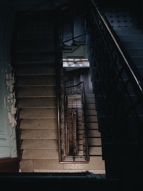 бесплатная Черная металлическая лестница на коричневой бетонной лестнице Стоковое фото