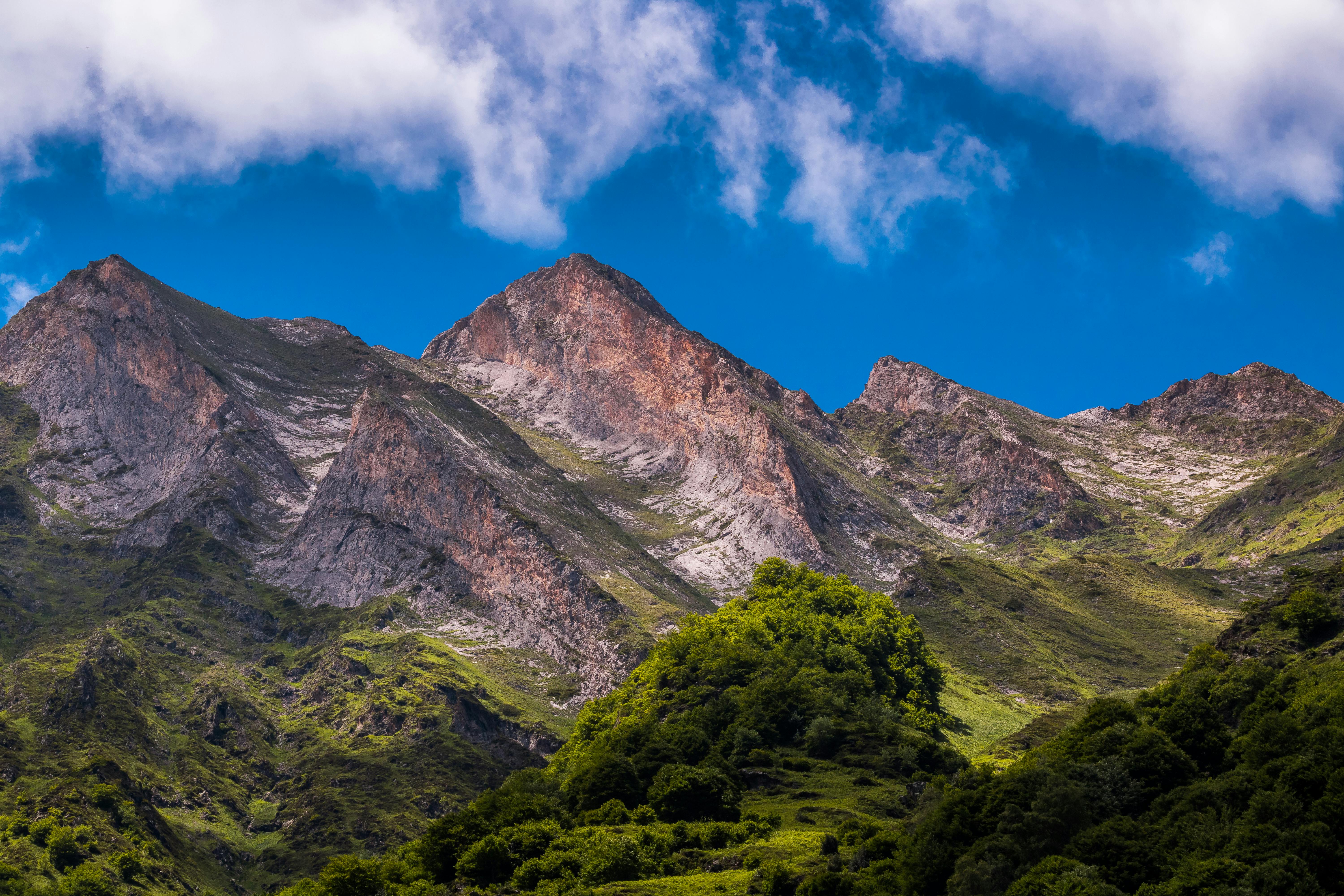 Vue imprenable sur une chaîne de montagnes en Occitanie, en France, sous un ciel d'un bleu éclatant.