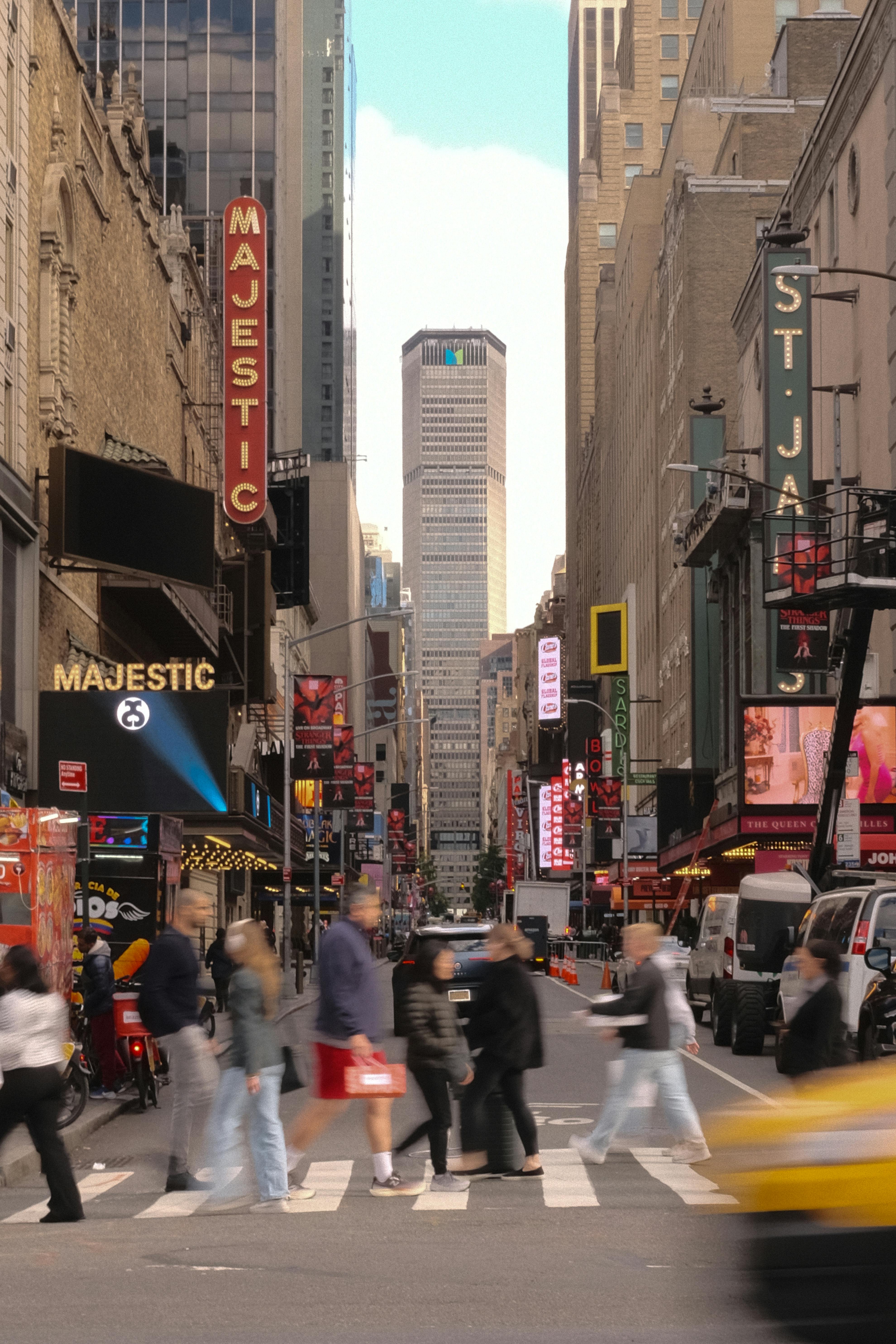 ingyenes Utcakép egy forgalmas New York-i kereszteződésről, felhőkarcolókkal és nyüzsgő városi élettel. Stockfotó