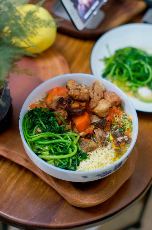 Free A vibrant bowl of Asian noodles with fresh vegetables and meat, perfect for a hearty meal. Stock Photo