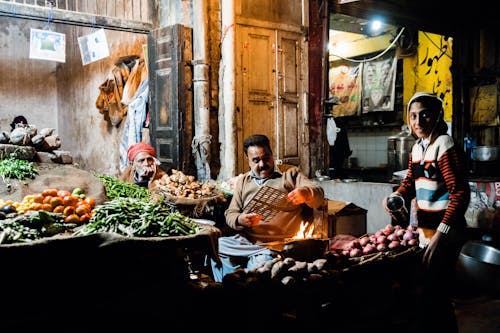 무료 다양한 야채를 판매하는 사람들 스톡 사진