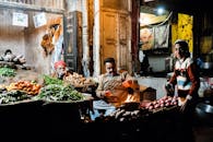 费萨拉巴德的一个夜市热闹非凡，蔬菜摊位和当地小贩的展示引人注目