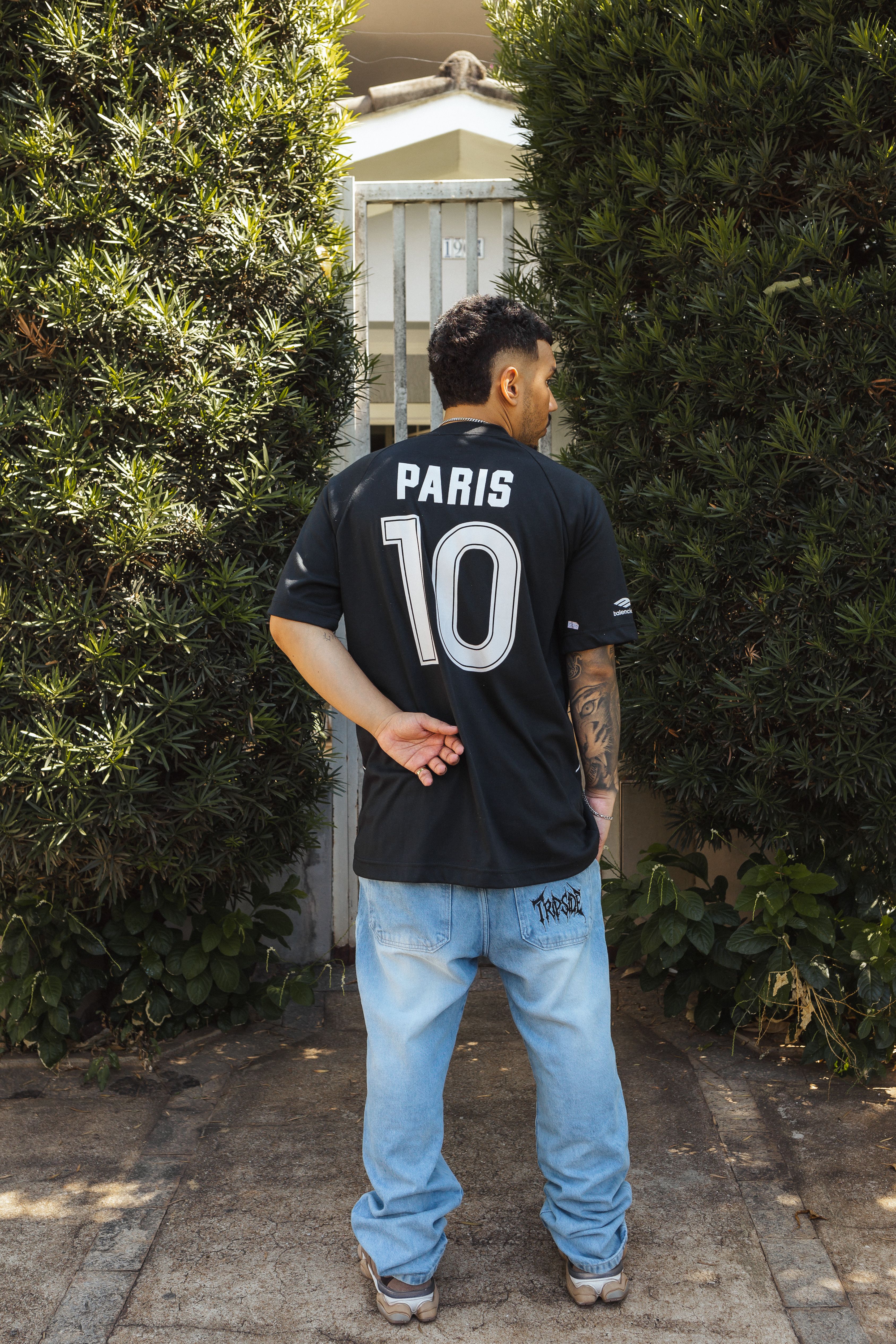 Man in stylish streetwear standing outdoors in Presidente Prudente, São Paulo.