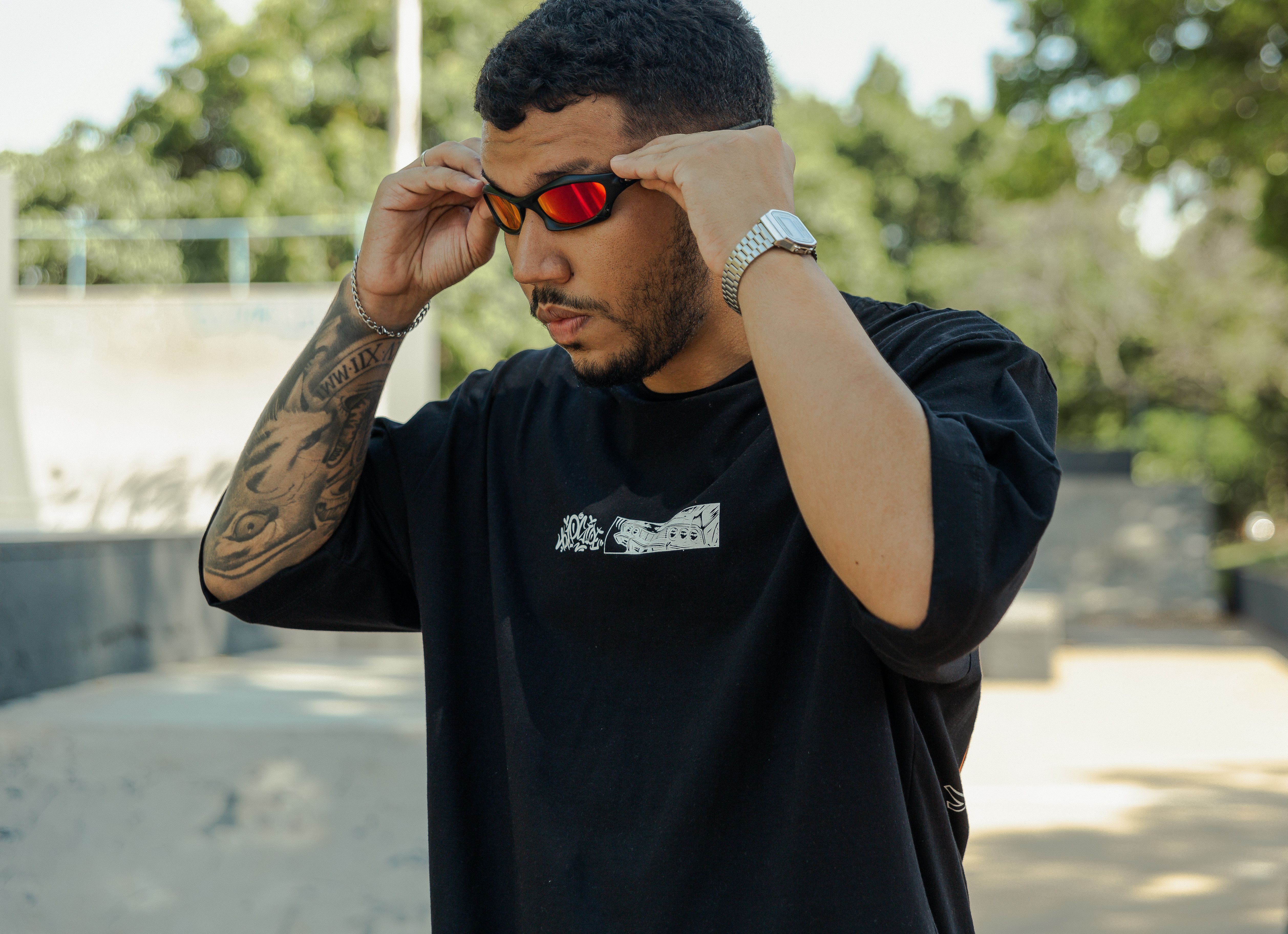 Estilo streetwear casual em Presidente Prudente, destacando a moda moderna e os acessórios para atividades ao ar livre.