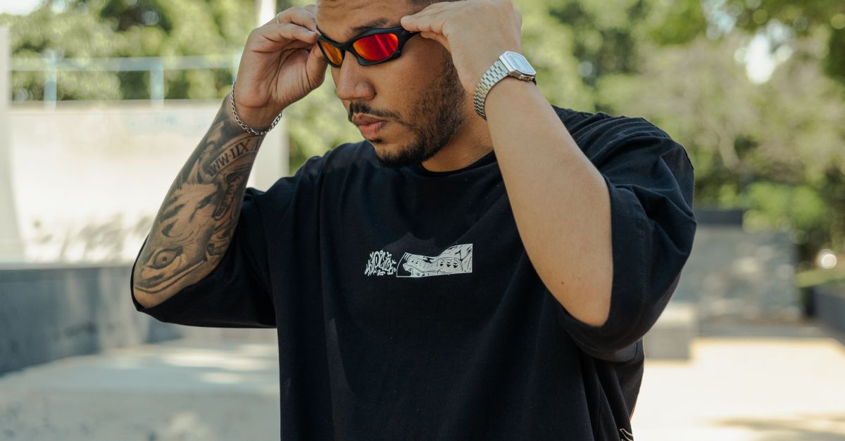Estilo streetwear casual em Presidente Prudente, destacando a moda moderna e os acessórios para atividades ao ar livre.