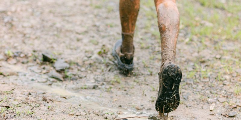 Trail runner en bosque de montaña, escenario típico de la Sierra de Cazorla y Bosques del Sur en Jaén