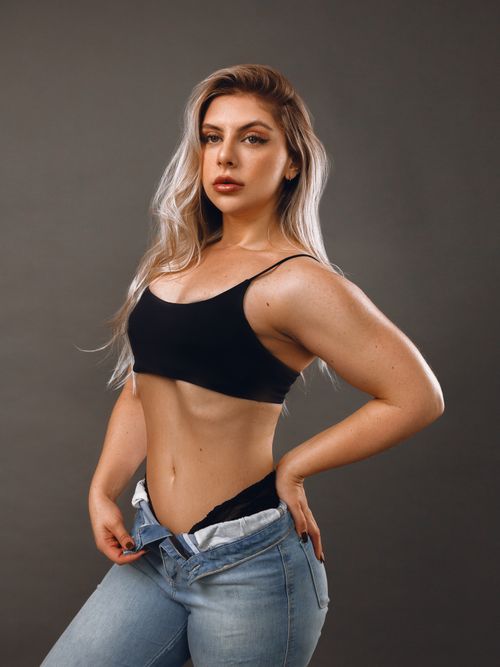 Free Confident woman posing in casual wear, showcasing style and attitude. Stock Photo