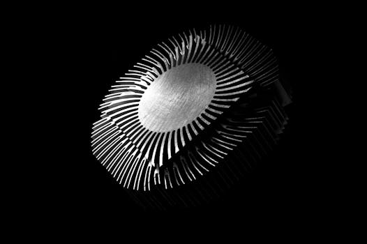一张以黑色为背景、带有复杂图案的金属散热器特写抽象图像