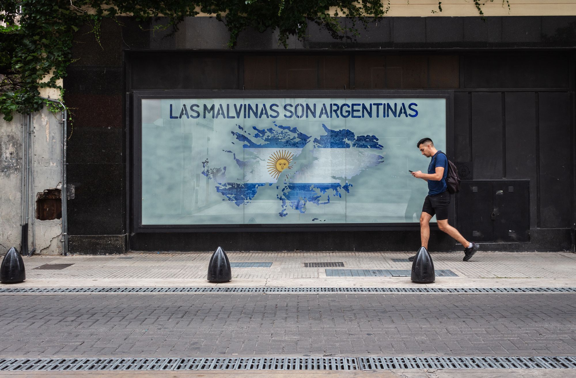 Aficionados argentinos sostienen una pancarta con la leyenda Las Malvinas son argentinas en las gradas del estadio de Atlanta