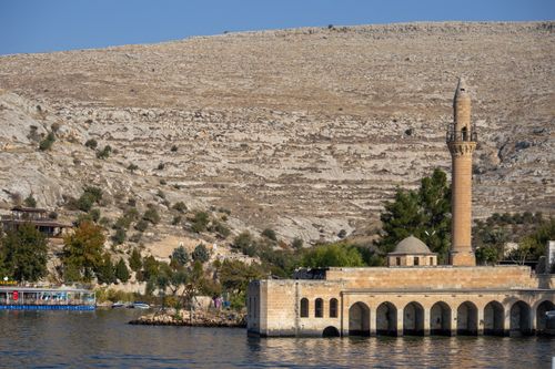 Free Ancient mosque by Euphrates River in Halfeti, Türkiye, showcasing unique architectural beauty. Stock Photo