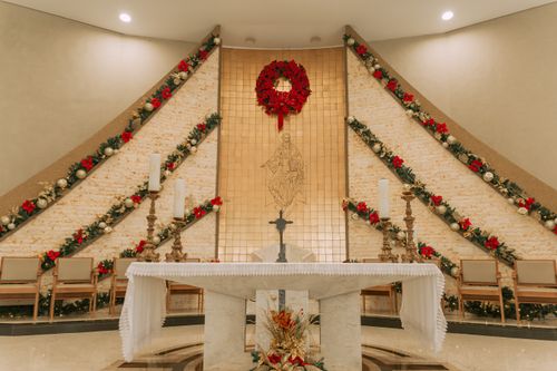 Free A church altar adorned with festive Christmas decorations and floral arrangements creating a serene atmosphere. Stock Photo