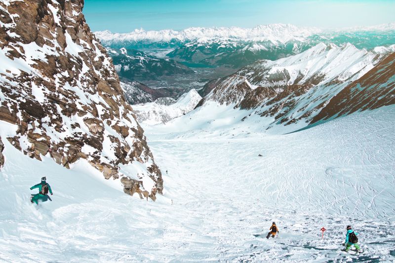 Snowboarder auf einem Bergkamm