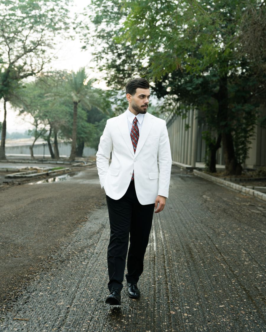 Man in a refined light outfit with a luxury feel
