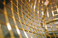 特写镜头下的金色网格线抽象地创造出一种现代艺术模式，是完美的背景