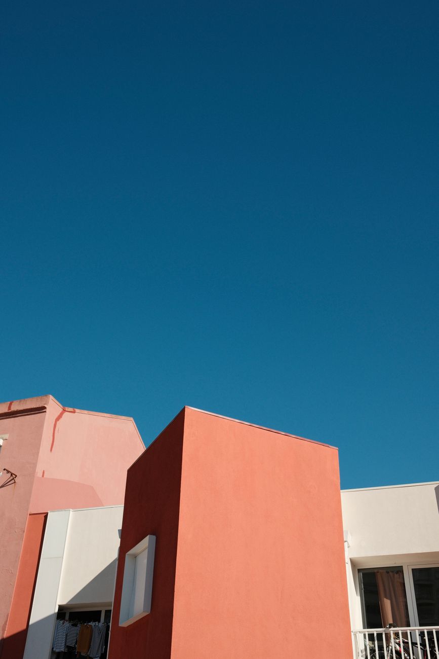 Klares Design mit Himmel & Farben – Minimalistisch (von Shojol Islam, 4948×7422, #35209848)