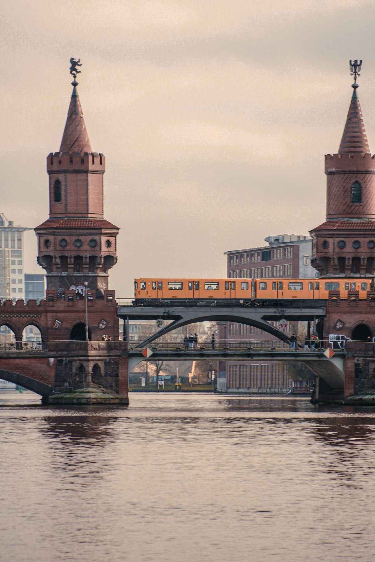 Friedrichshain Berlin - tren peste podul Oberbaum