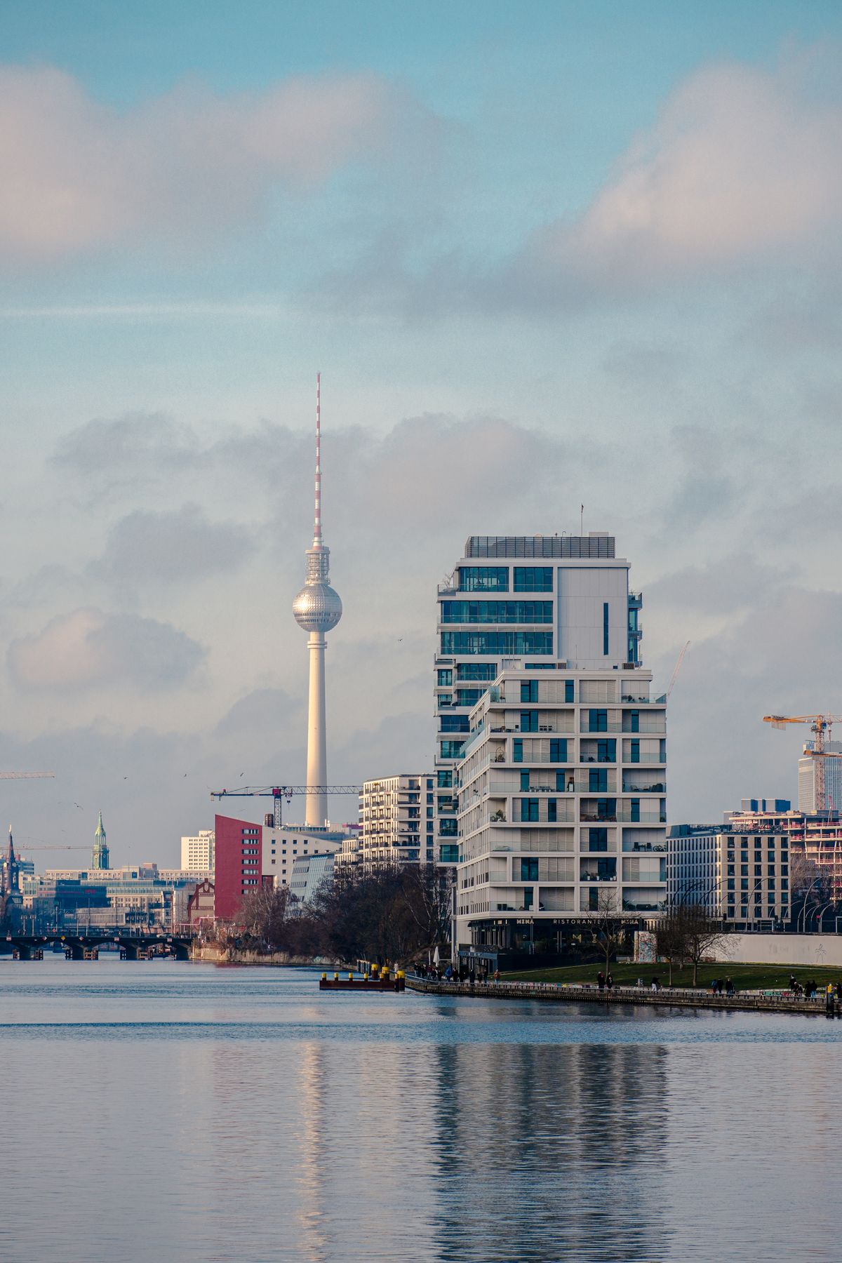 Mitte Berlin - Fernsehturm și Spree