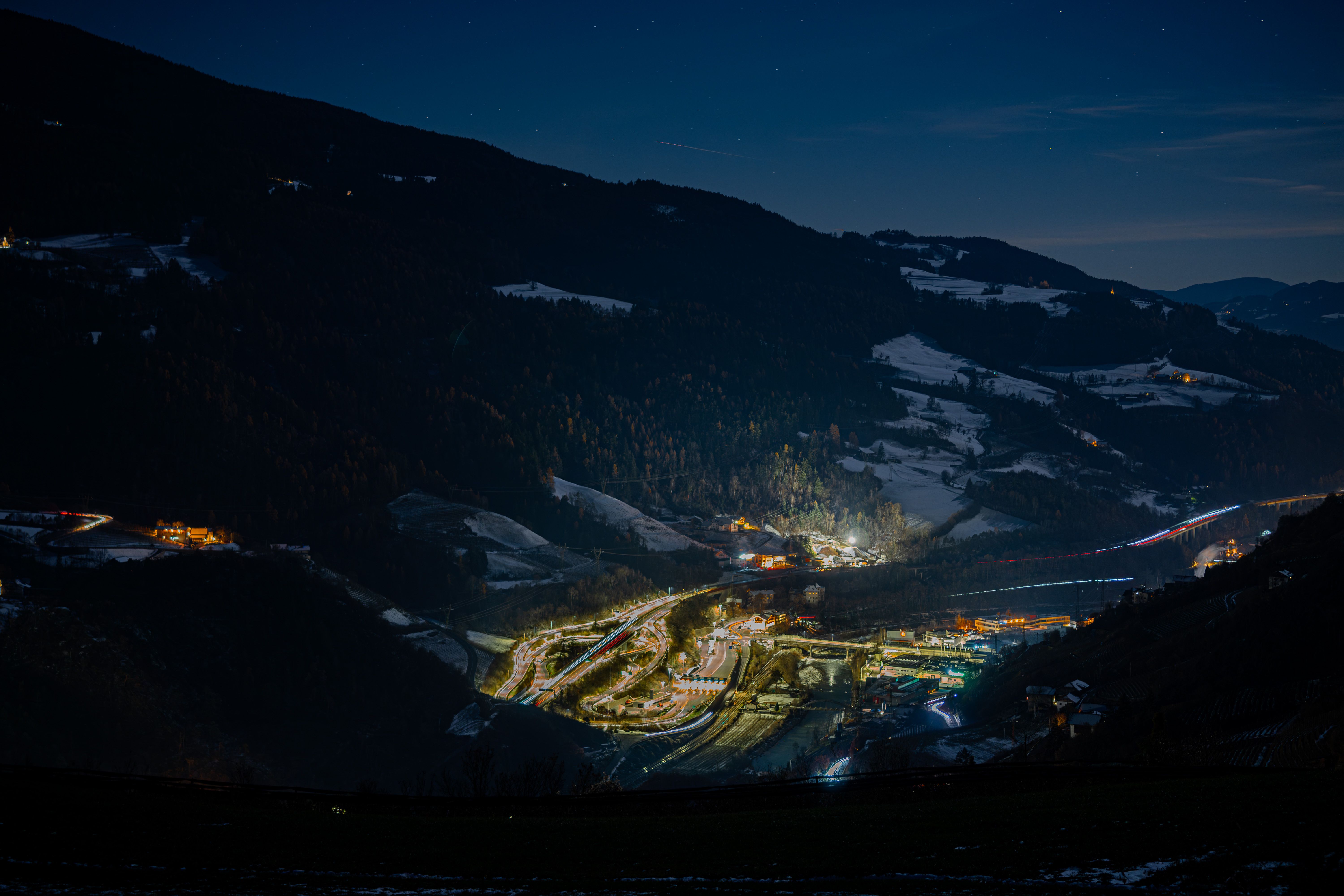 Schwach beleuchteter Minenstollen bei Nacht