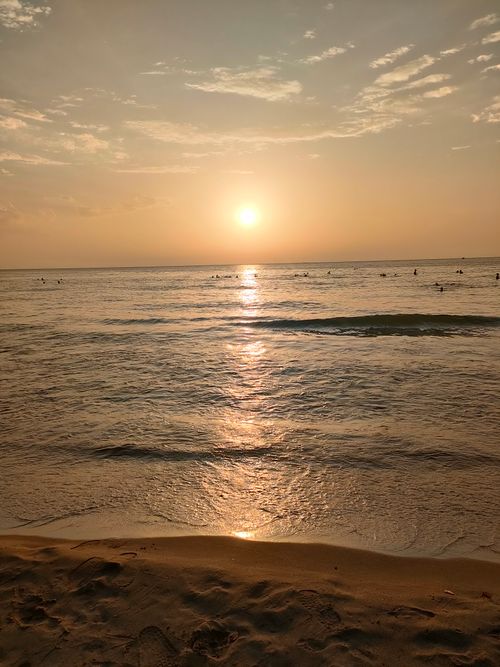 Free Experience a serene sunset over calm ocean waves, perfect for relaxation and reflection. Stock Photo