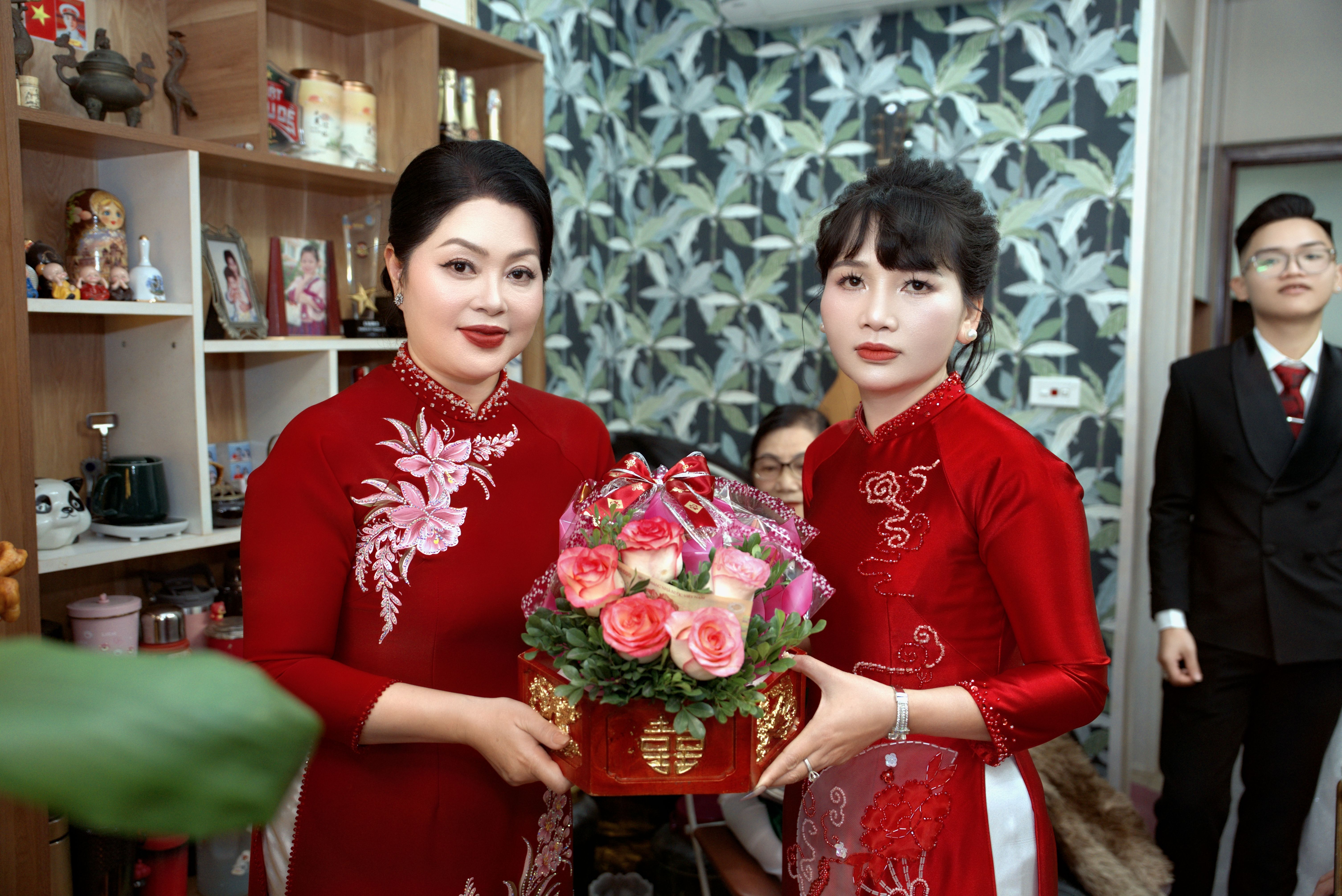 Người Việt Nam nhận quà với biểu cảm bất ngờ