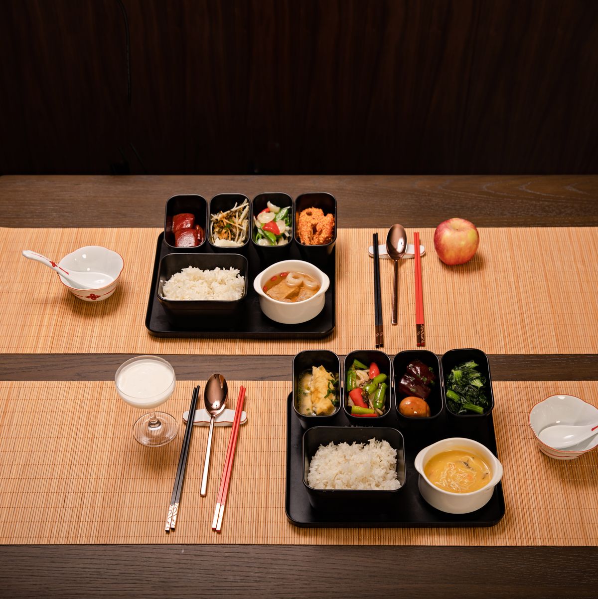 ご飯や野菜、汁物が並ぶ日本の食卓