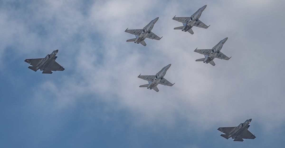 Dynamic Jet Formation in Blue Sky · Free Stock Photo
