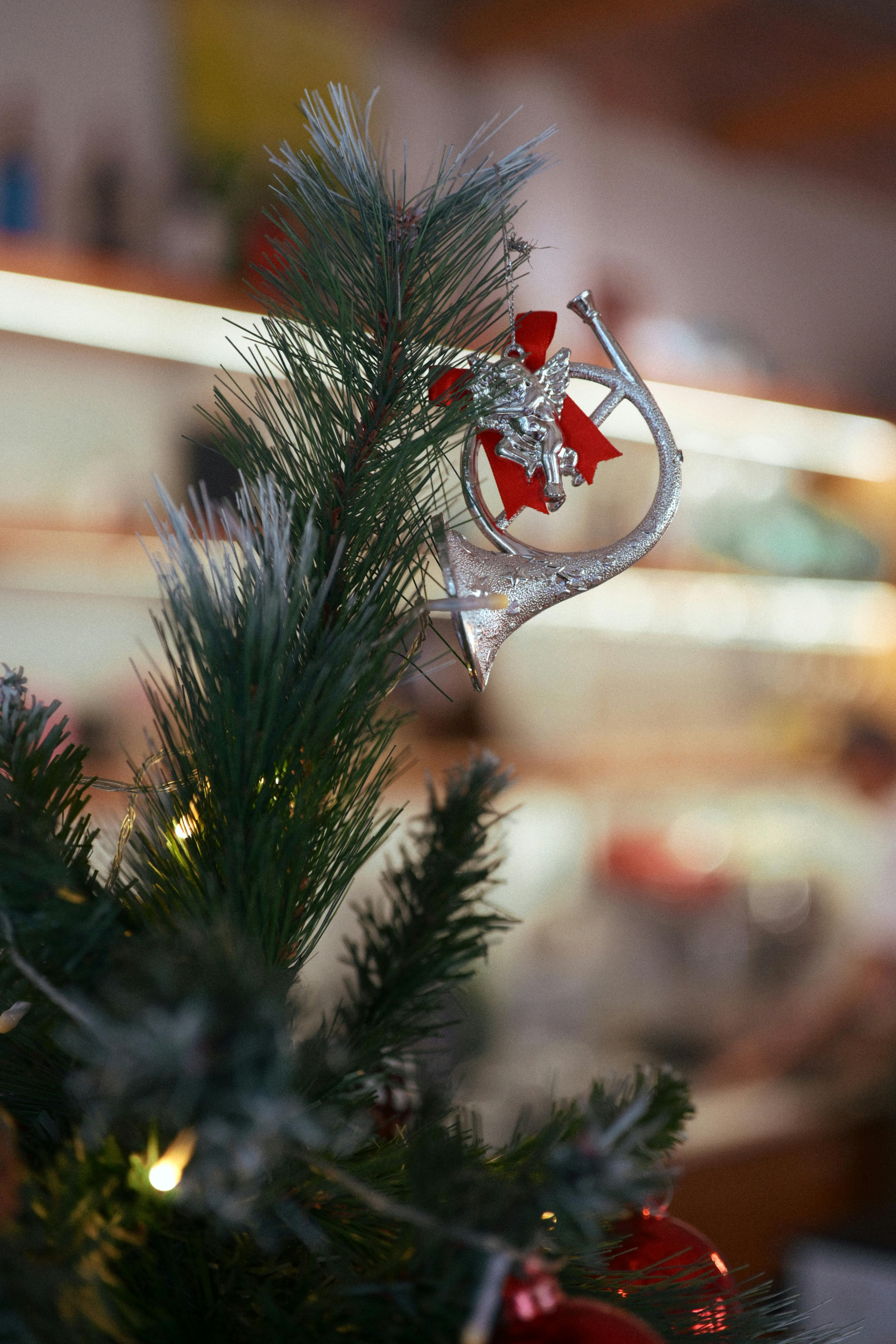 Gratuit Sapin de Noël élégant orné de décorations festives dans un cadre chaleureux. Photos