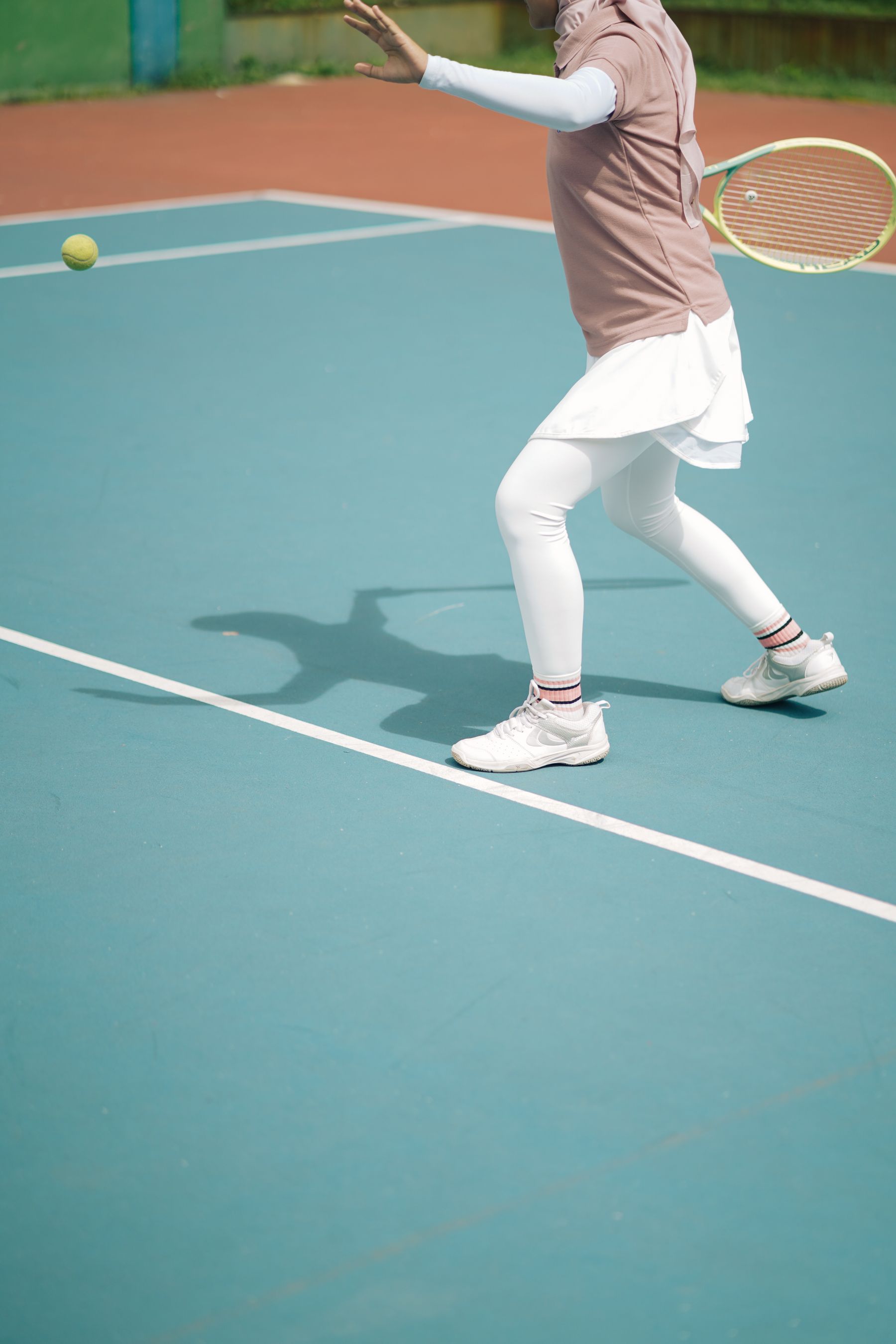 Scène de tennis illustrant « Quatre exercices de jeu de jambes pour votre prochaine séance ».
