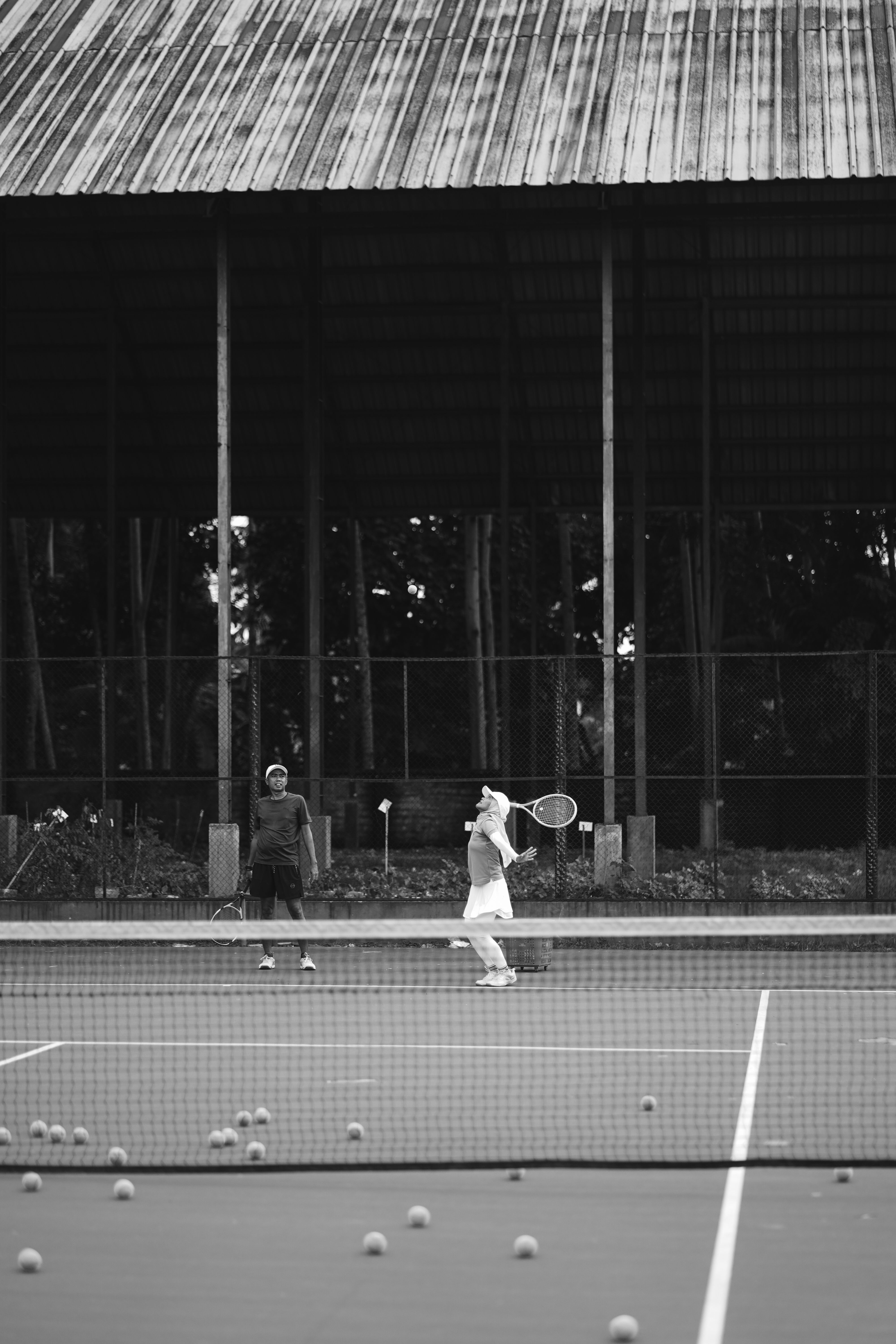 Práctica De Tenis En Blanco Y Negro En Cancha Al Aire Libre · Foto de ...