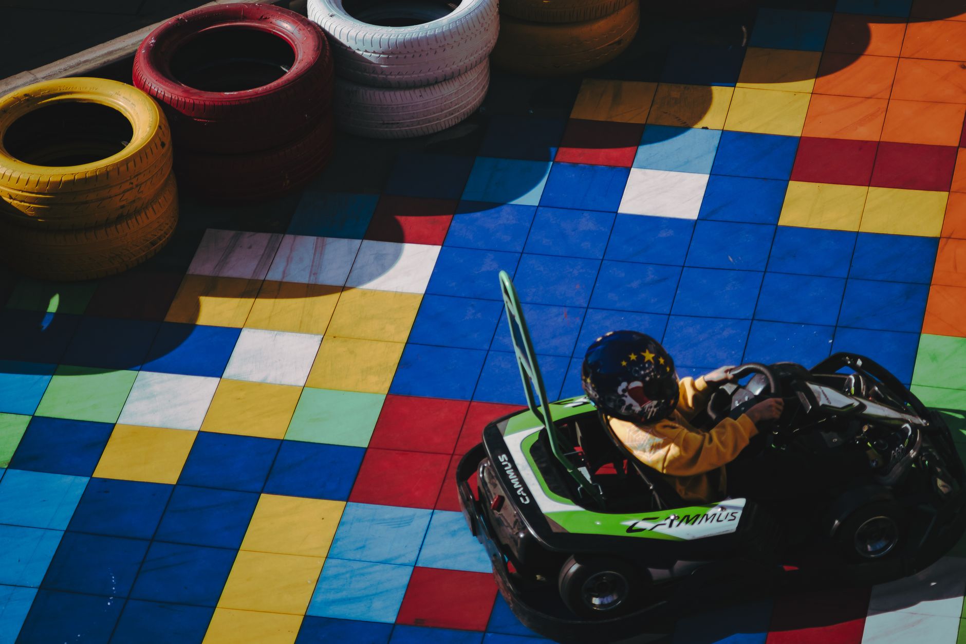 Karting pistinde yarışan genç bir sürücü